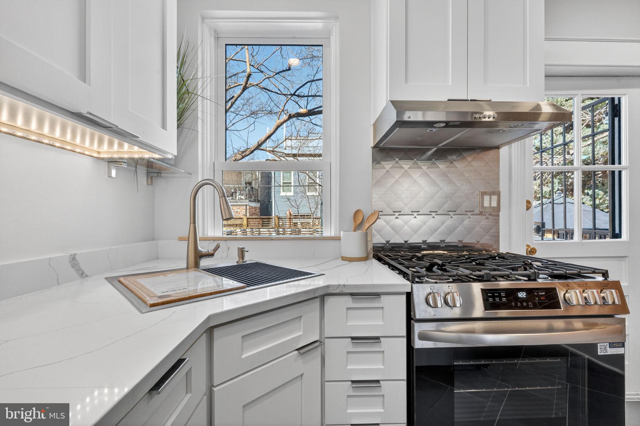 654 Acker Place Northeast Washington, DC 20002 - Photo 13 of 38