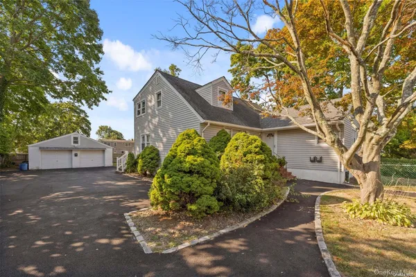 $2,300 | 733 14th Street, West Babylon, NY 11704