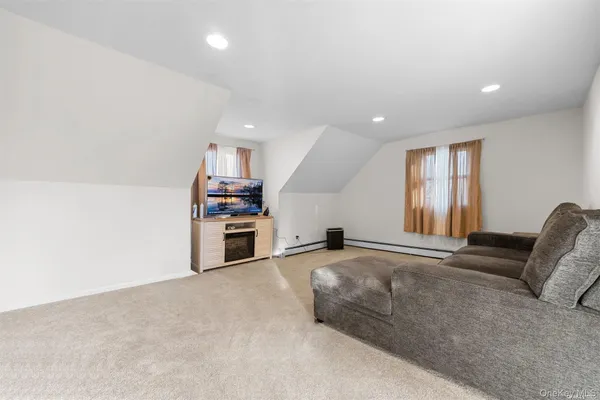 $2,300 | 733 14th Street, West Babylon, NY 11704