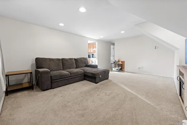 $2,300 | 733 14th Street, West Babylon, NY 11704