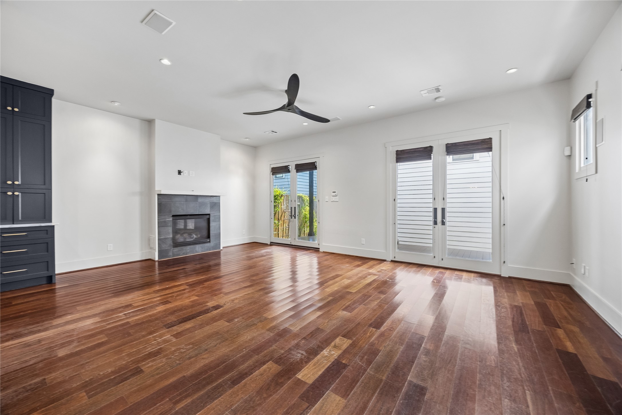 926 Nicholson Street Houston, TX 77008 - Photo 38 of 39 Walls of windows and an open floor plan allow natural light to move effortlessly throughout the main living spaces.