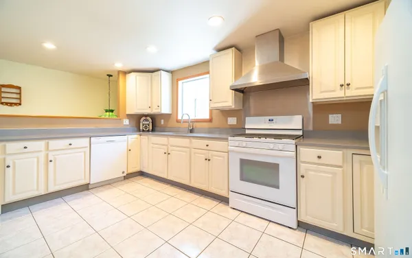$369,900 | 16 Featherbed Lane, Branford, CT 06405