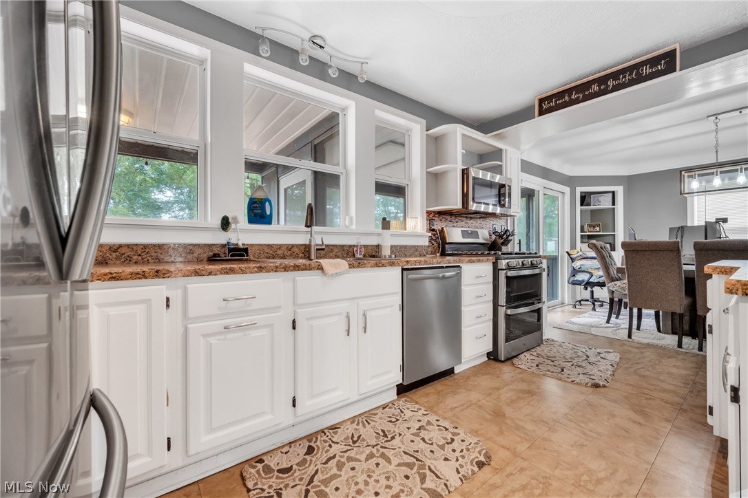 1401 Dorsh Road Cleveland, OH 44121 - Photo 9 of 39