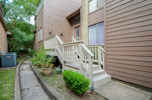a view of a house with backyard and garden