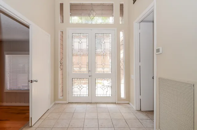 a view of an entryway with a livingroom