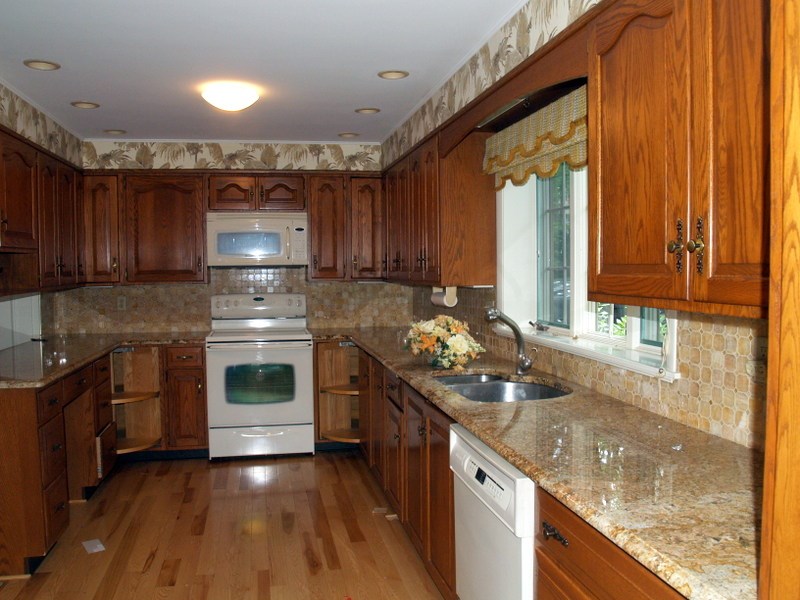 191 Pinecrest Road Manchester, NH 03104 - Photo 2 of 21 Gallery Image 2