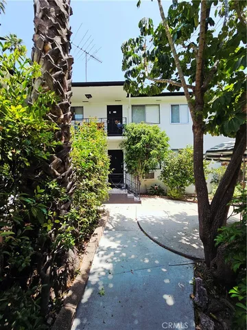 a view of a backyard