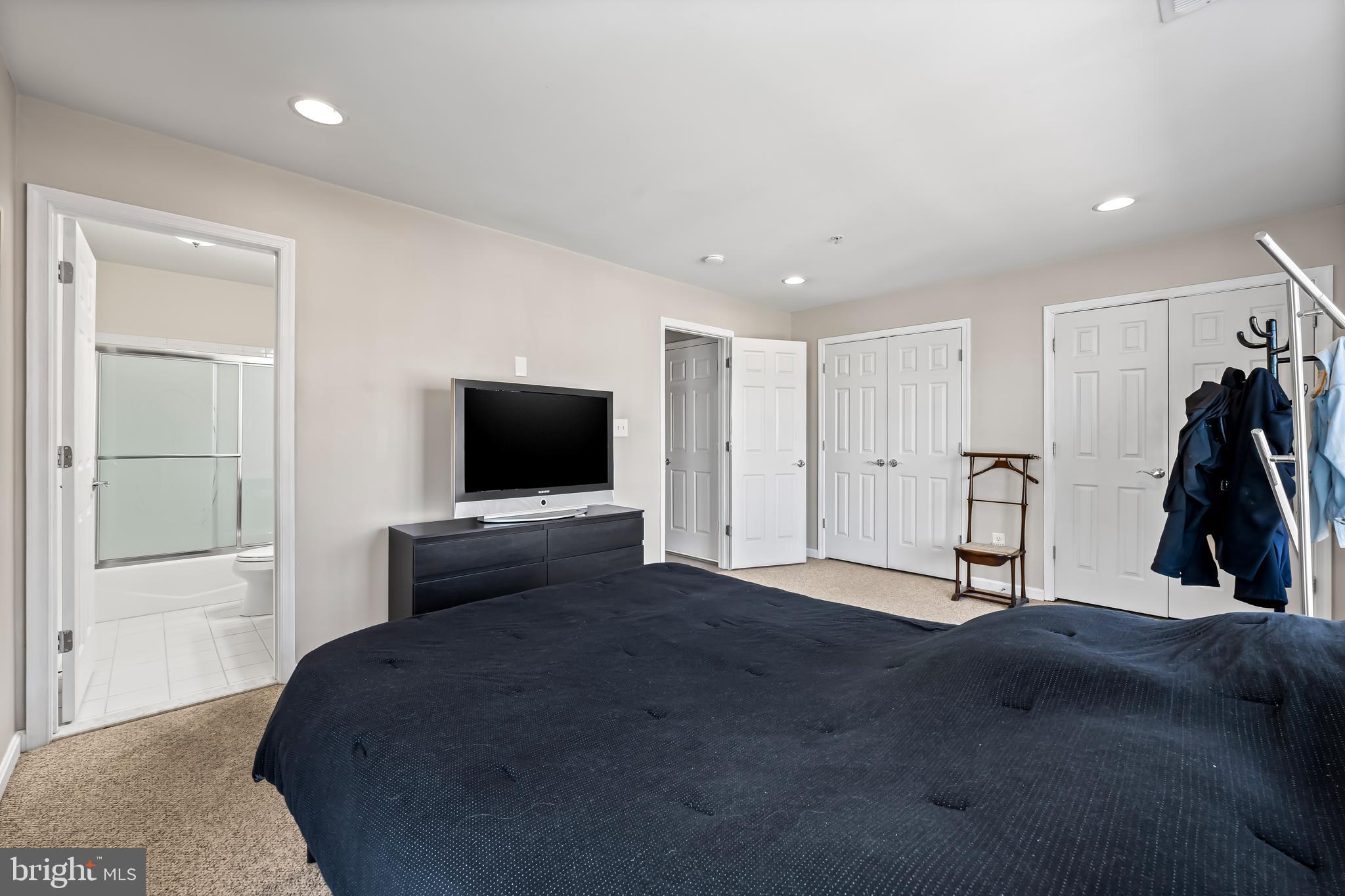 2618 Lighthouse Lane Baltimore, MD 21224 - Photo 25 of 60 a living room with a flat screen tv and a couch