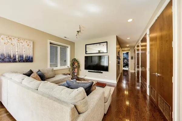 $830,000 | 1632 West Julian Street, Unit 1W, Chicago, IL 60622