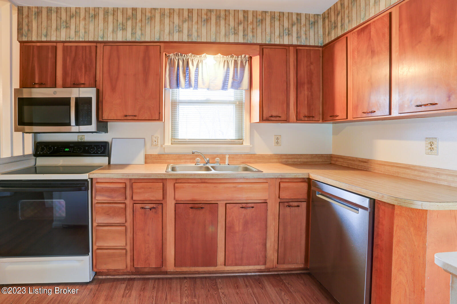8221 Delido Road Louisville, KY 40219 - Photo 14 of 48 Delido00016