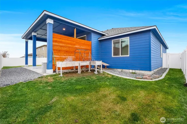a view of a house with a backyard