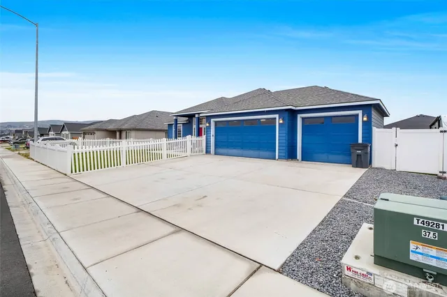 a house view with a outdoor space