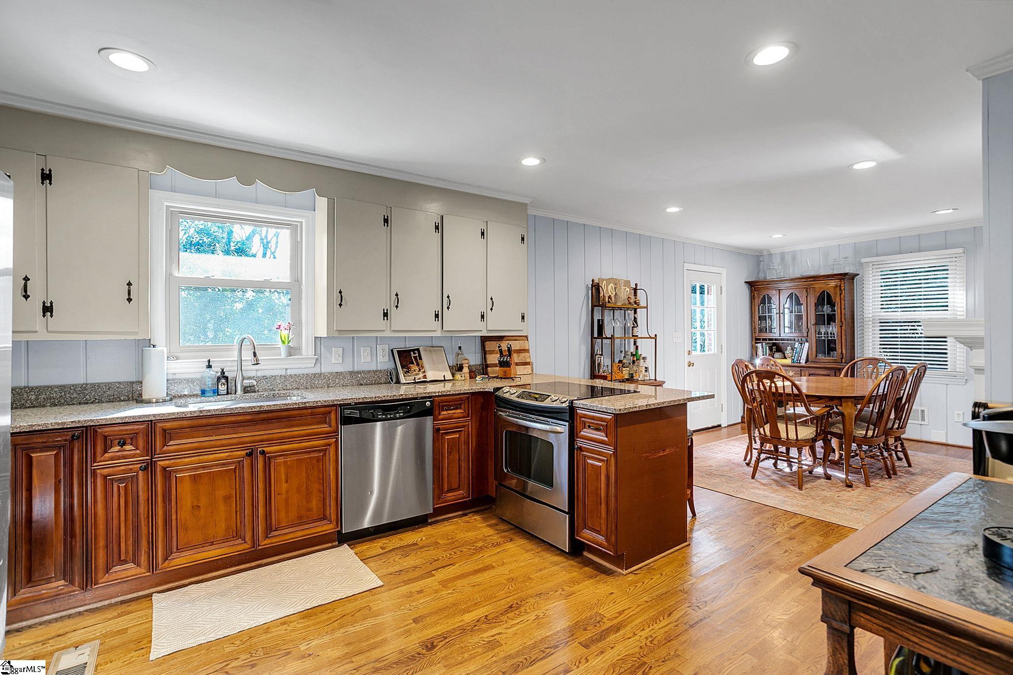 200 Lowndes Avenue Greenville, SC 29607 - Photo 8 of 31