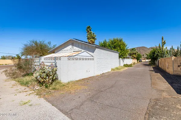 $399,900 | 2419 West Shaw Butte Drive, Phoenix, AZ 85029