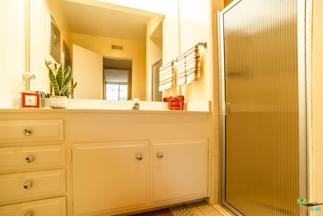 1811 Sandcliff Road Palm Springs, CA 92264 - Photo 25 of 44 Guest bath with walk in shower and Natur