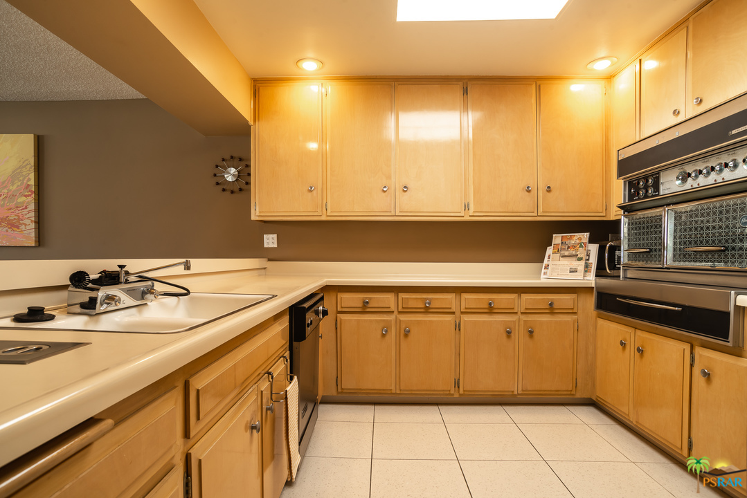 1811 Sandcliff Road Palm Springs, CA 92264 - Photo 9 of 44 Spacious open kitchen
