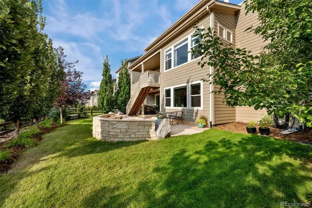 a view of a entryway front of a building