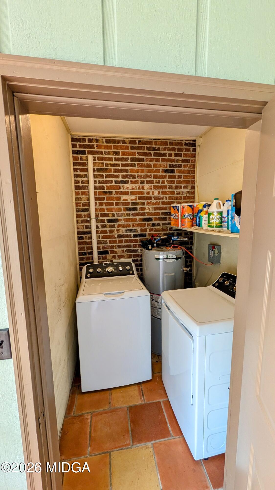 1068 Lamar Road Macon, GA 31210 - Photo 26 of 39 a room with washer and dryer