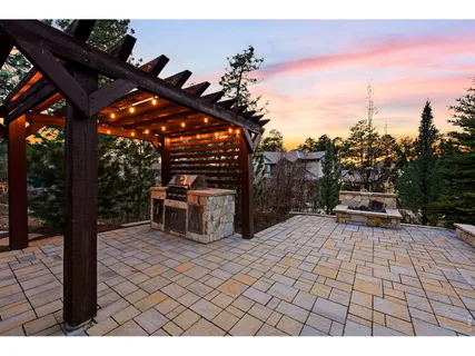 a view of an outdoor space