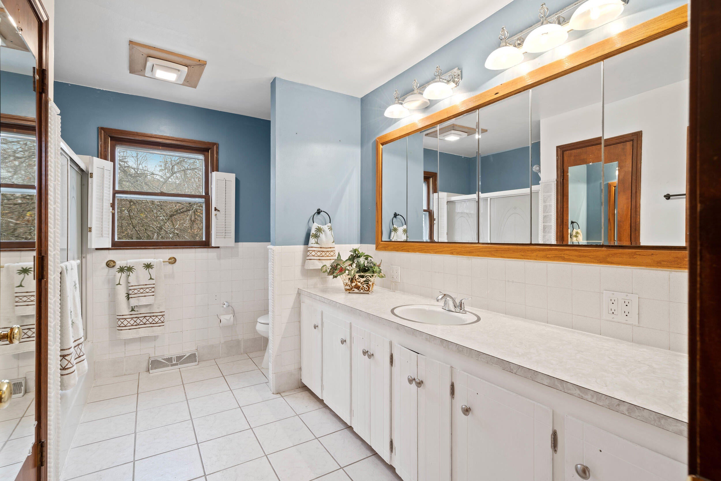 5385 North Clearview Road Columbia, MO 65202 - Photo 19 of 42 Upstairs Bath