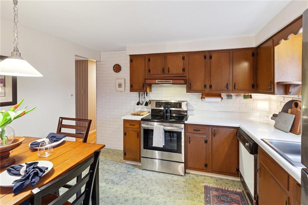 121 Wyngate Road Coraopolis, PA 15108 - Photo 11 of 27 Gallery Image 11