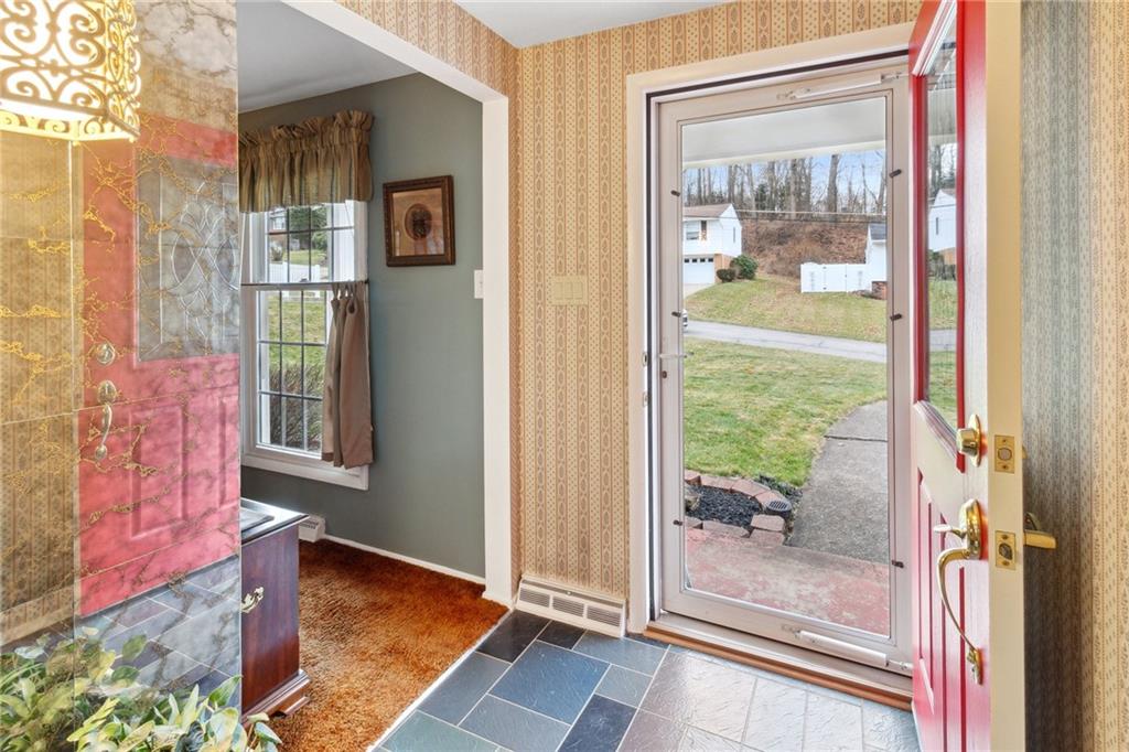 121 Wyngate Road Coraopolis, PA 15108 - Photo 4 of 27 Gallery Image 4