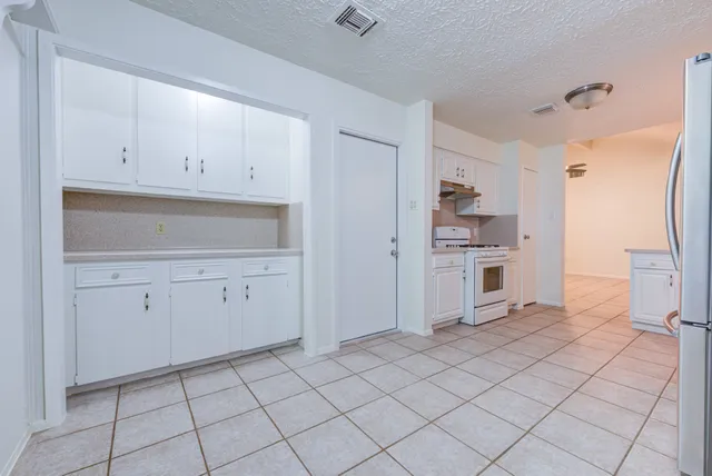 $2,000 | 2213 Baylor Drive, Katy, TX 77493