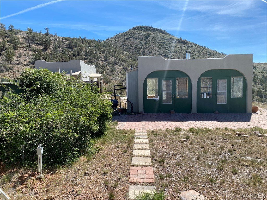 9095 Elliott Ridge Road Kingman, AZ 86401 - Photo 17 of 54 a front view of a house with a yard