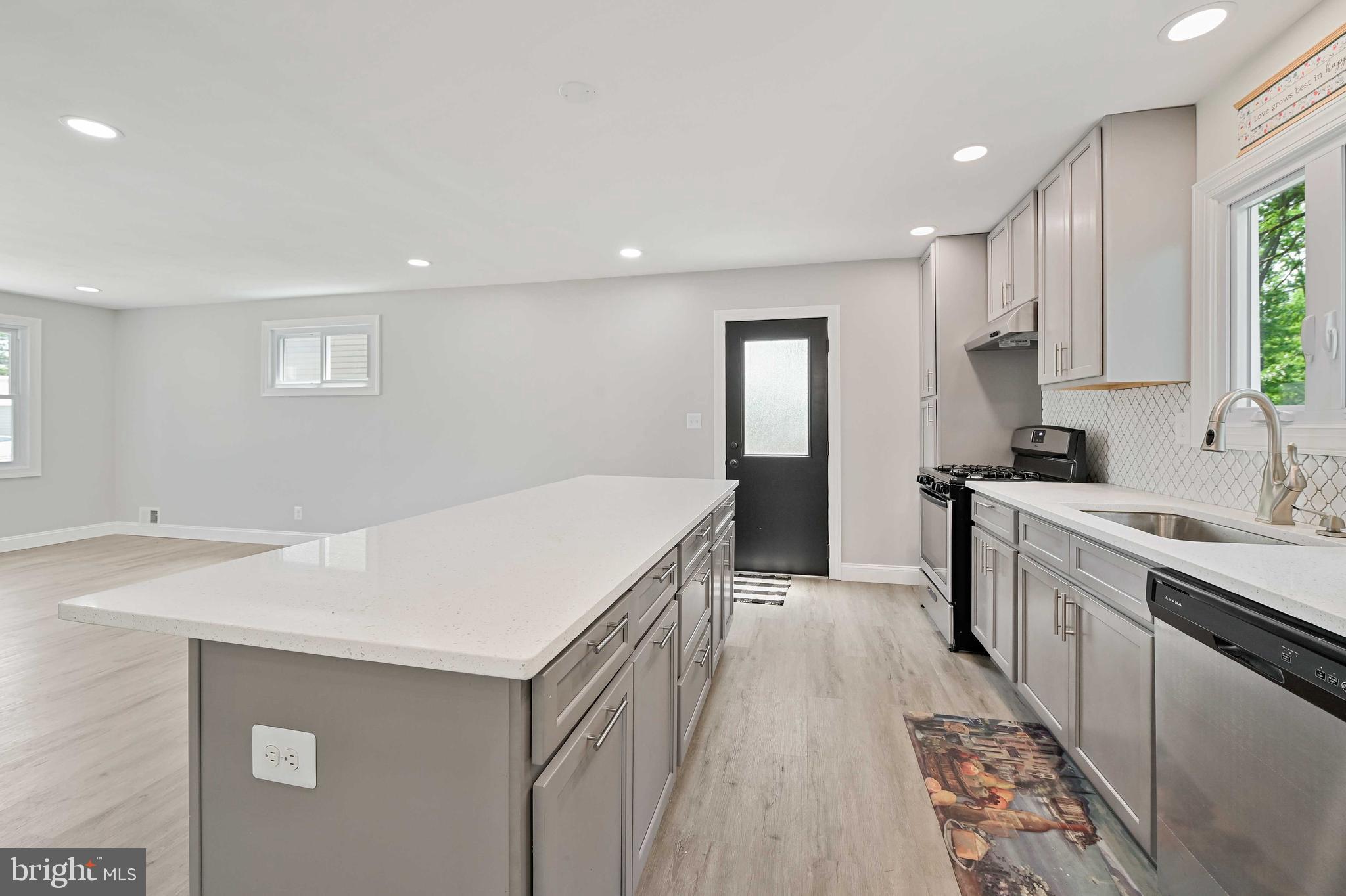 30 Stemmers Run Road Essex, MD 21221 - Photo 4 of 35 Quartz Countertops