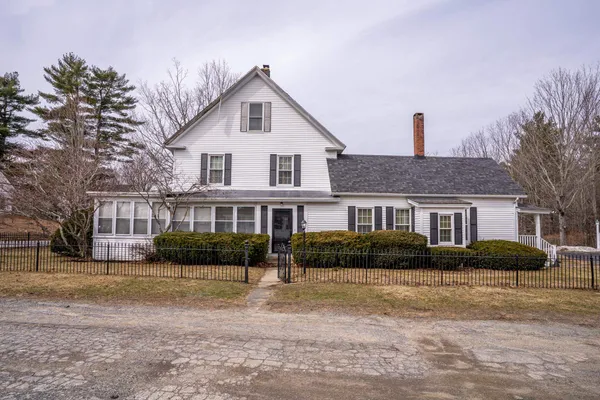 $998,500 | 308 Main Street, Fremont, NH 03044