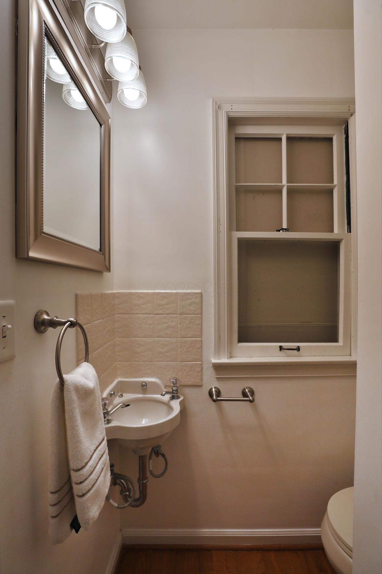 429 Arden Road Columbus, OH 43214 - Photo 21 of 49 Half Bath