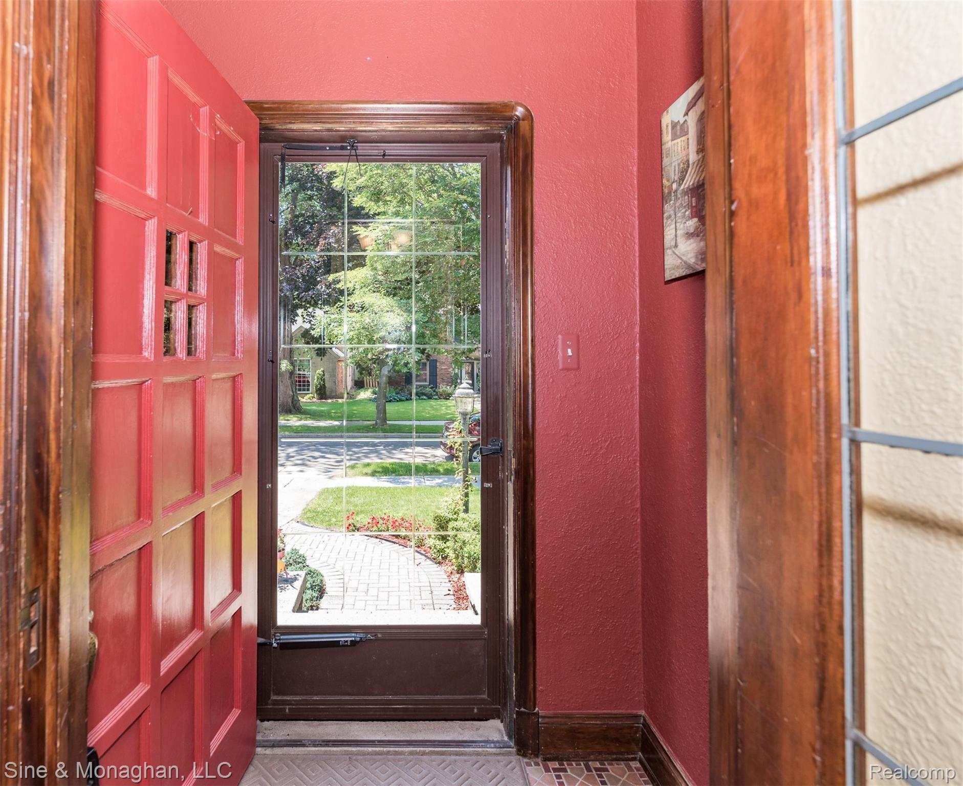 220 Fisher Road Grosse Pointe, MI 48230 - Photo 4 of 39 DSC_1043.jpg