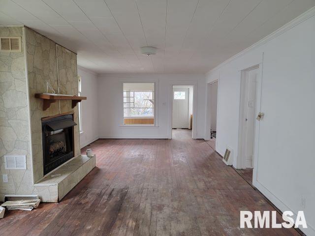 617 North 14th Street Herrin, IL 62948 - Photo 4 of 23 an empty room with windows and a fireplace