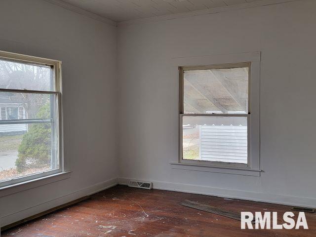 617 North 14th Street Herrin, IL 62948 - Photo 6 of 23 a view of an empty room with a window