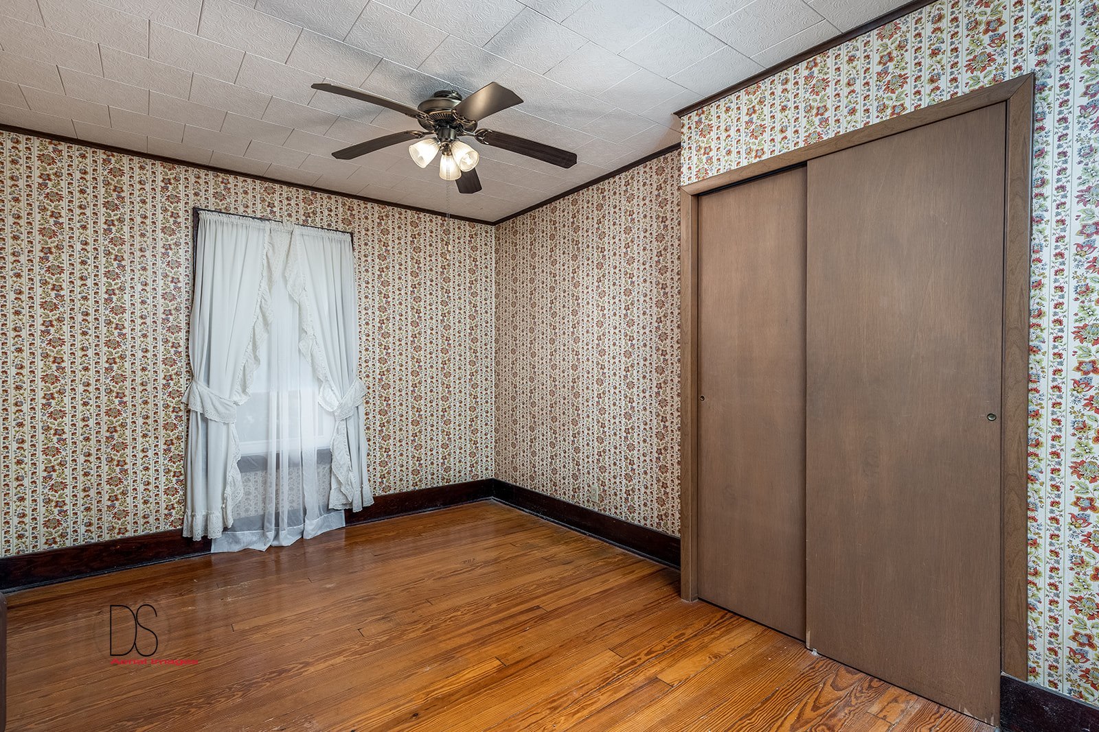 1006 North 2401st Road Ottawa, IL 61350 - Photo 15 of 35 an empty room with wooden floor chandelier fan and windows
