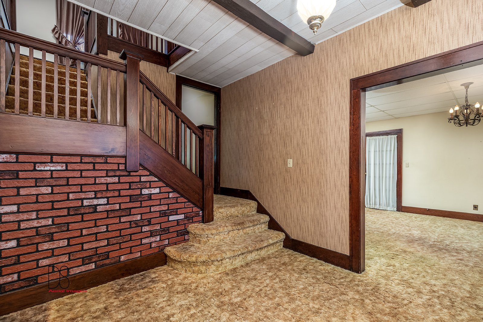 1006 North 2401st Road Ottawa, IL 61350 - Photo 3 of 35 a view of entryway with wooden floor