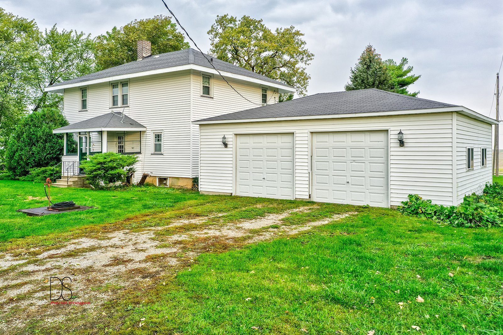1006 North 2401st Road Ottawa, IL 61350 - Photo 23 of 35 a front view of a house with a yard