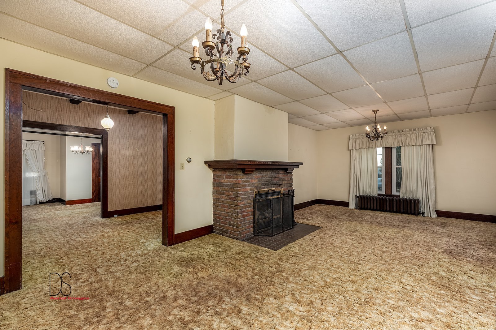 1006 North 2401st Road Ottawa, IL 61350 - Photo 4 of 35 en empty room with windows and fireplace