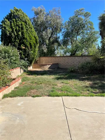 a view of a backyard