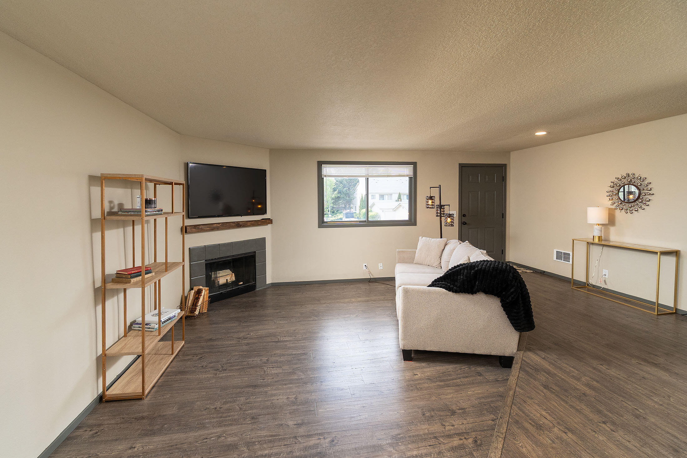 1050 Northeast Butler Market Road, Unit 28 Bend, OR 97701 - Photo 4 of 18 1050 NE Butler Market #28_0015 copy