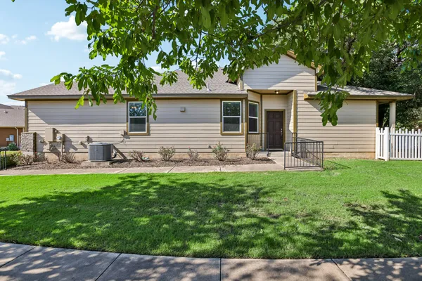 $1,750 | 711 Rolling Oak Drive, Unit 100, Round Rock, TX 78664