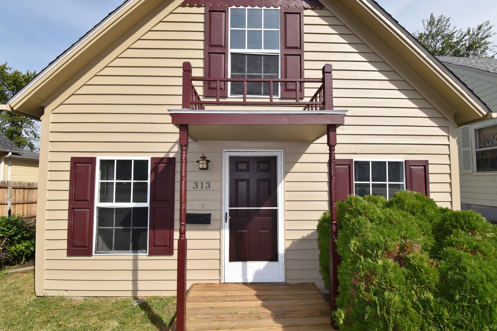 313 East State Street Geneva, IL 60134 - Photo 4 of 31 a view of a house with entrance and stairs