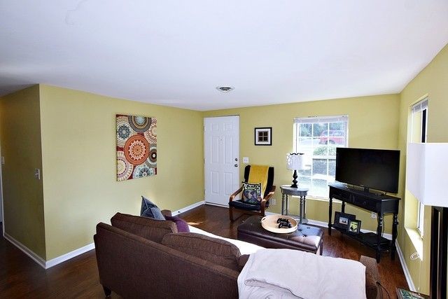 313 East State Street Geneva, IL 60134 - Photo 6 of 31 a living room with furniture and a flat screen tv
