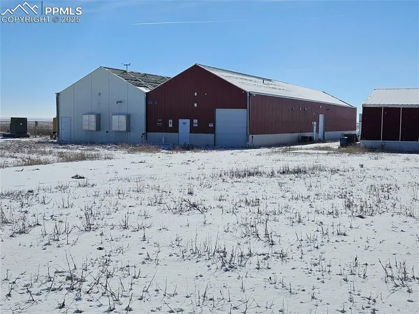 a view of livingroom with workspace