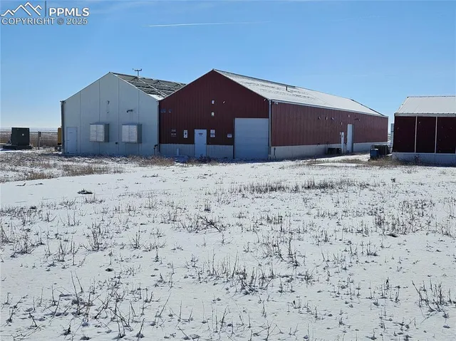 a view of livingroom with workspace