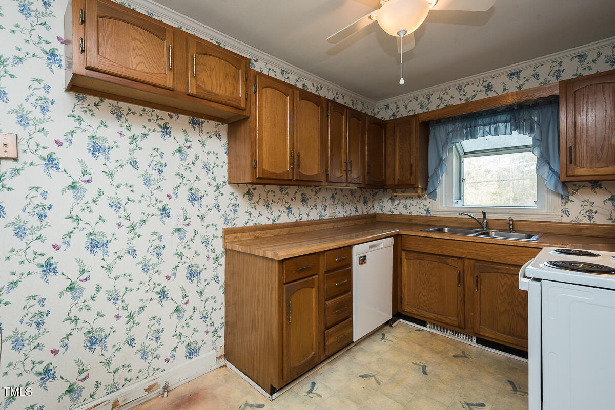 1528 Overbrook Road Burlington, NC 27215 - Photo 6 of 22 1528 Overbrook-14