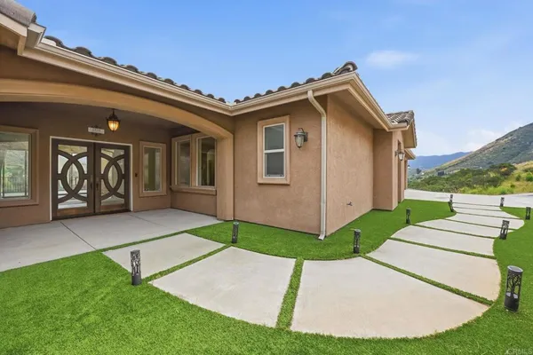 a view of a house with a yard