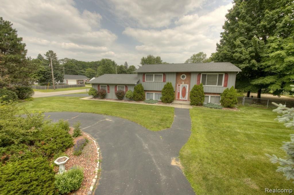 10294 Stark Road Livonia, MI 48150 - Photo 15 of 25 EXTRA VIEW OF FRONT.jpg