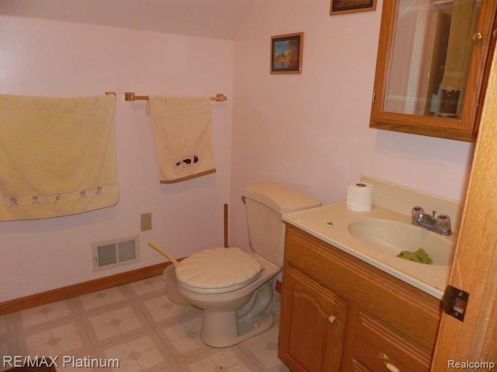 8105 Hartland Road Fenton, MI 48430 - Photo 12 of 20 DSCN5950.jpg