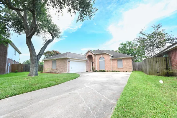 $2,500 | 203 Colony Creek Drive, Dickinson, TX 77539